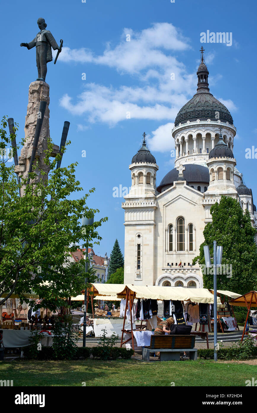 Cattedrale Ortodossa in Cluj con street le bancarelle del mercato di piazza e statua di Avram Iancu Foto Stock