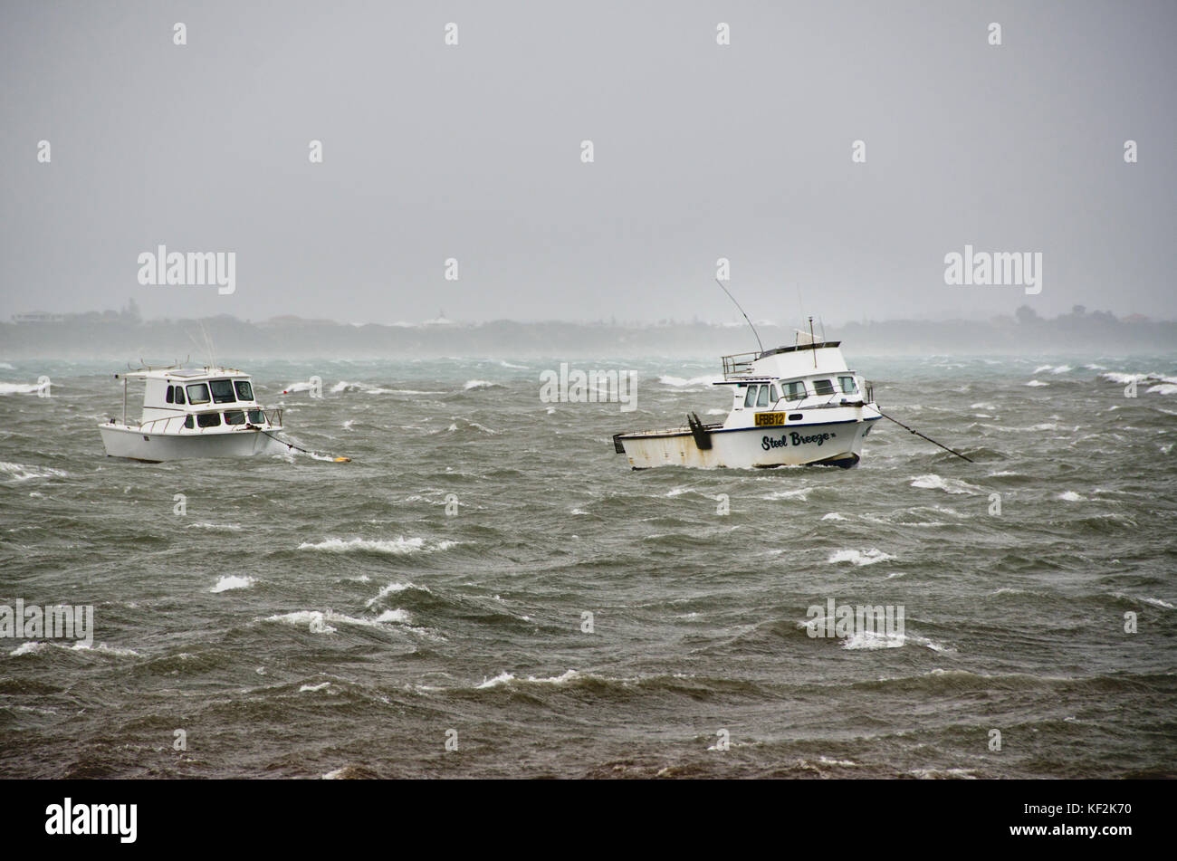 Barche al di ancoraggio essendo martoriata da rigide condizioni meteorologiche durante una tempesta a Rockingham Australia occidentale Foto Stock