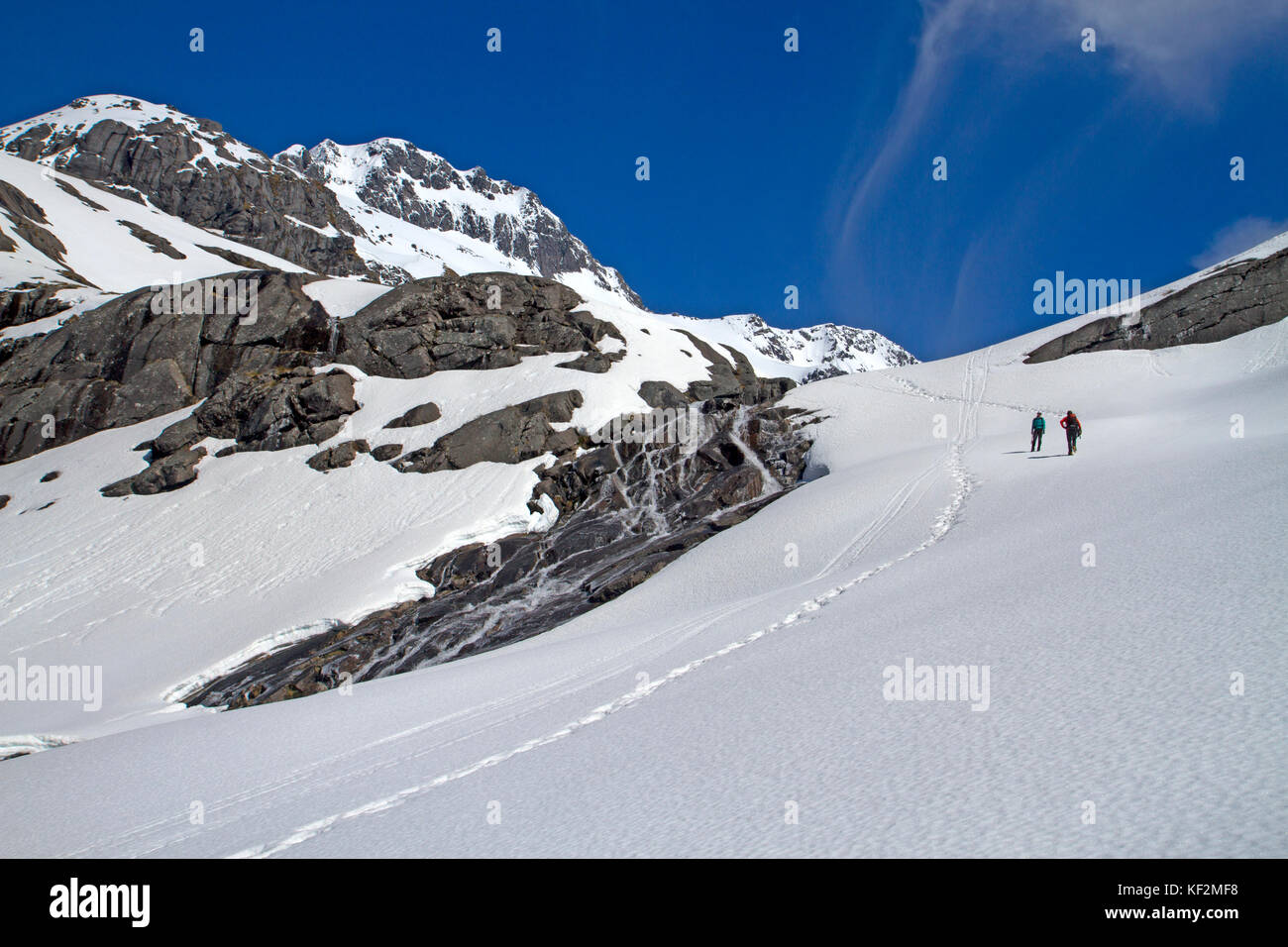 Gli escursionisti arrampicata attraverso la neve di gertrude sella nel parco nazionale di Fiordland Foto Stock