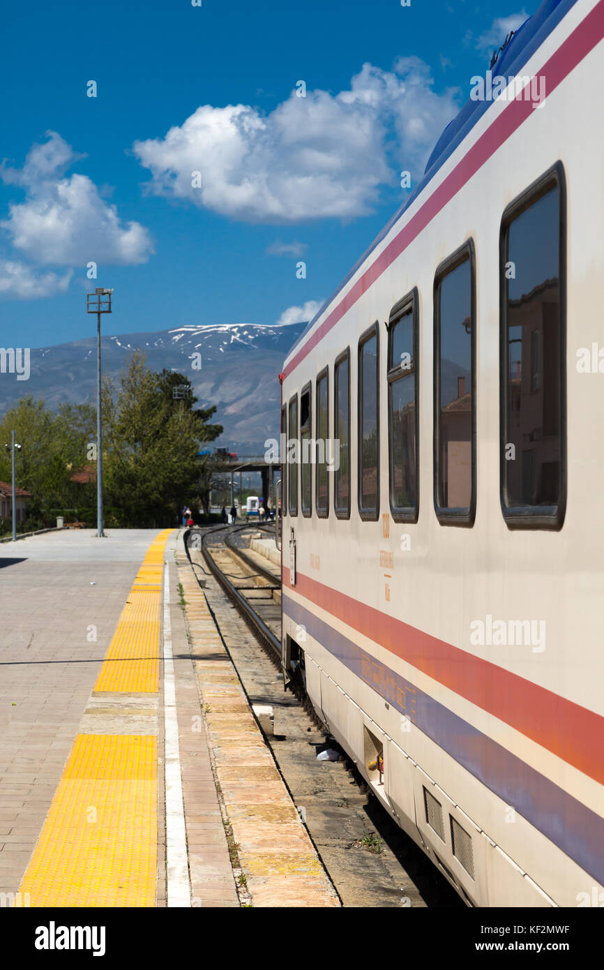 ERZURUM, Turchia - 06 Maggio 2017 : vista vagone del treno Orient Express sul binario su sfondo con cielo nuvoloso. Famoso è il servizio ferroviario tra Ankara un Foto Stock