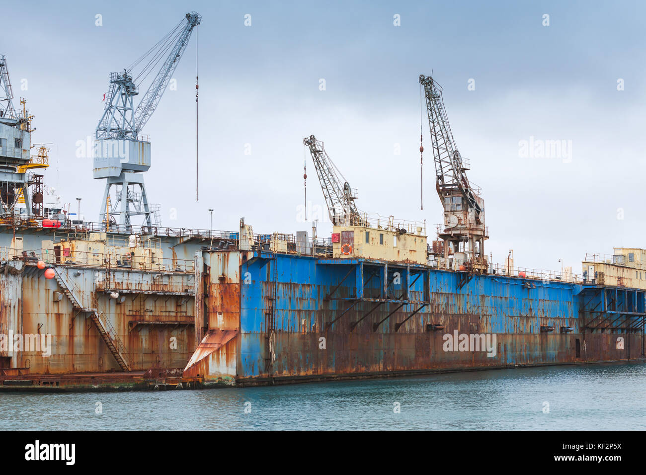 Blue rusty bacino di carenaggio, cantiere navale nel porto di Hafnarfjordur, Islanda Foto Stock