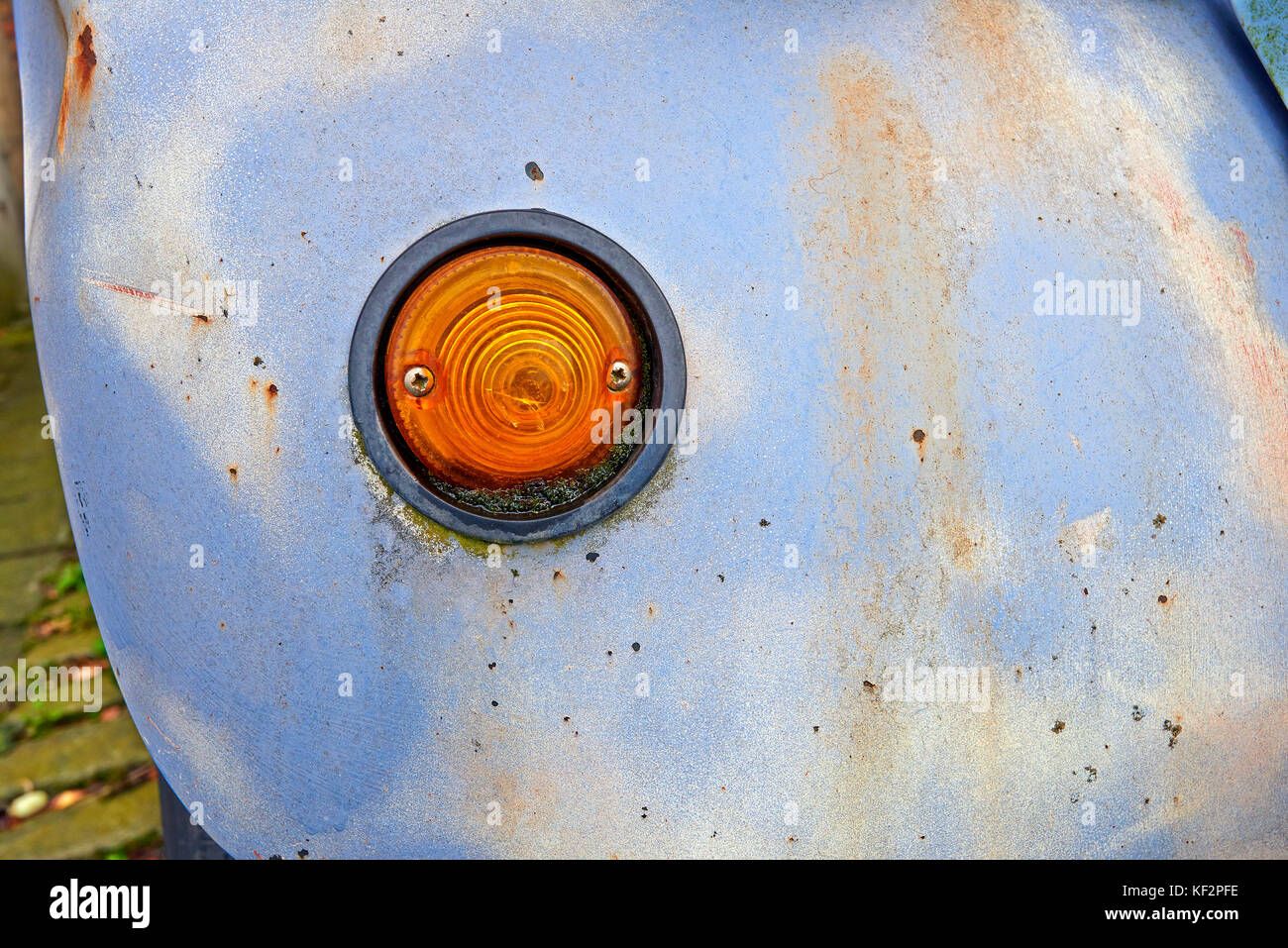 Vecchio e vintage iconico vettura francese in appoggio prima del restauro - close up sul lampeggiatore anteriore Foto Stock