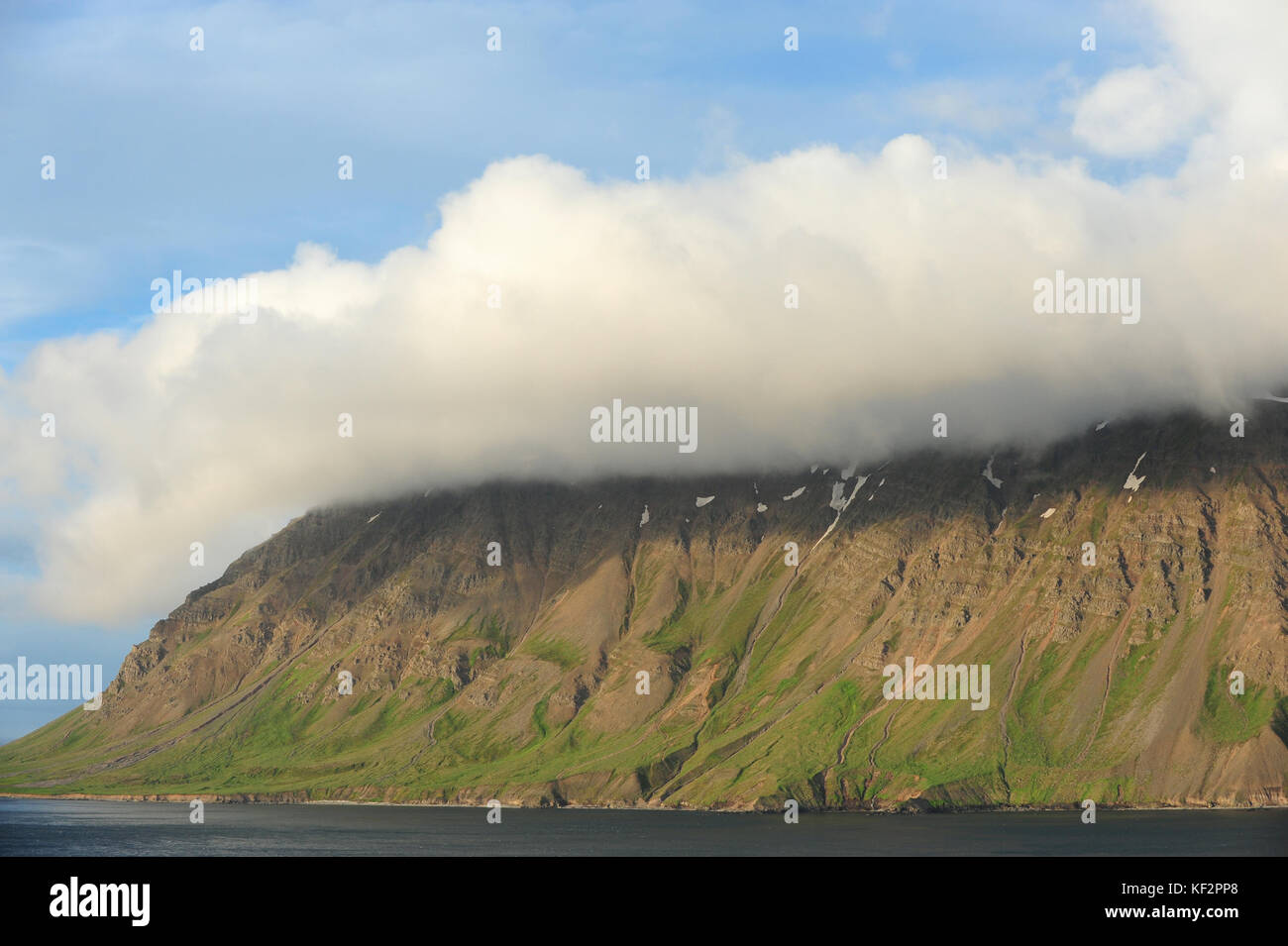 La copertura nuvolosa sulla cima della montagna e il blu del cielo in Siglufjörður Affitto, Nord Islanda e Scandinavia Foto Stock