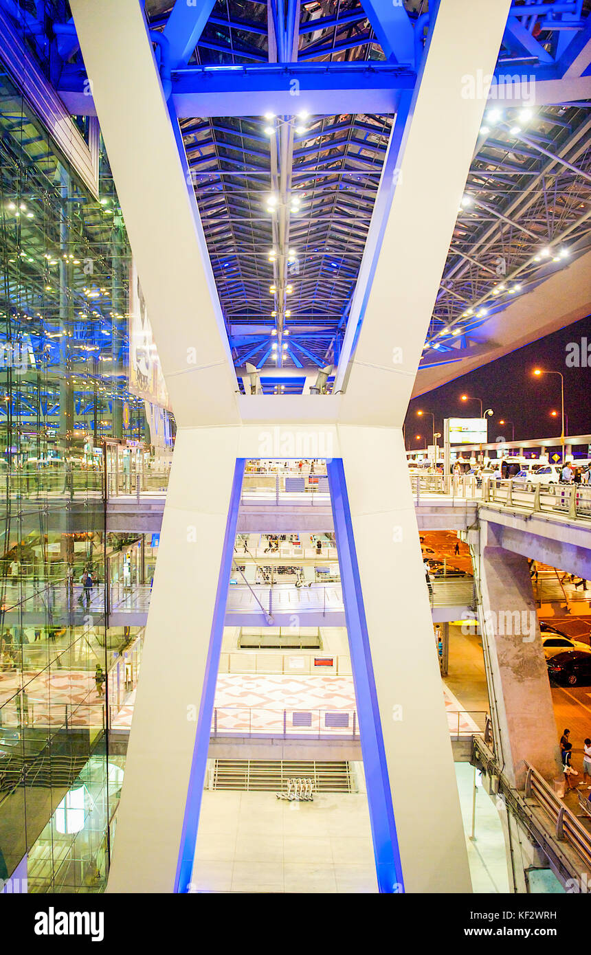 La splendidi interni di Bangkok del moderno nuovo aeroporto di Suvarnabhumi. Foto Stock