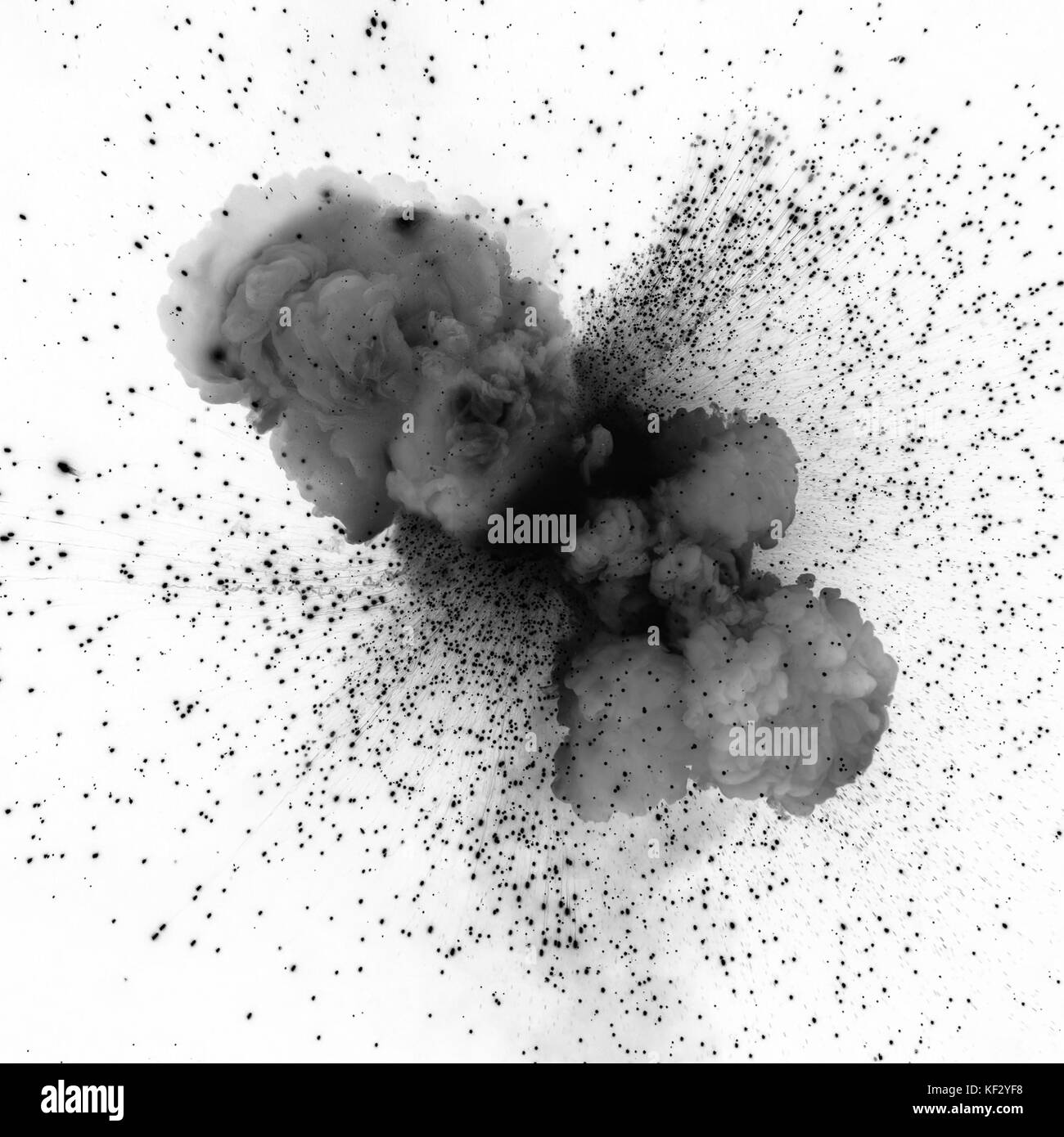 Esplosione di colore nero su uno sfondo bianco. esplosione di gas. la detonazione della bomba. Foto Stock