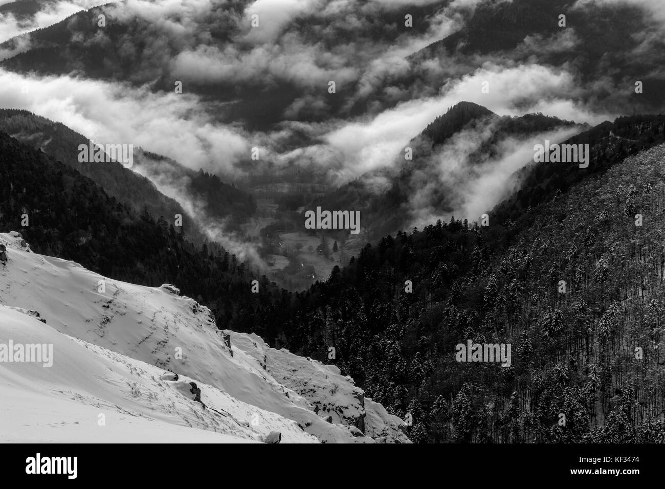 Spettacolare la formazione di nubi nella valle schiessrothried. prese dalla hohneck su una bella fredda giornata invernale con un sacco di neve. Foto Stock