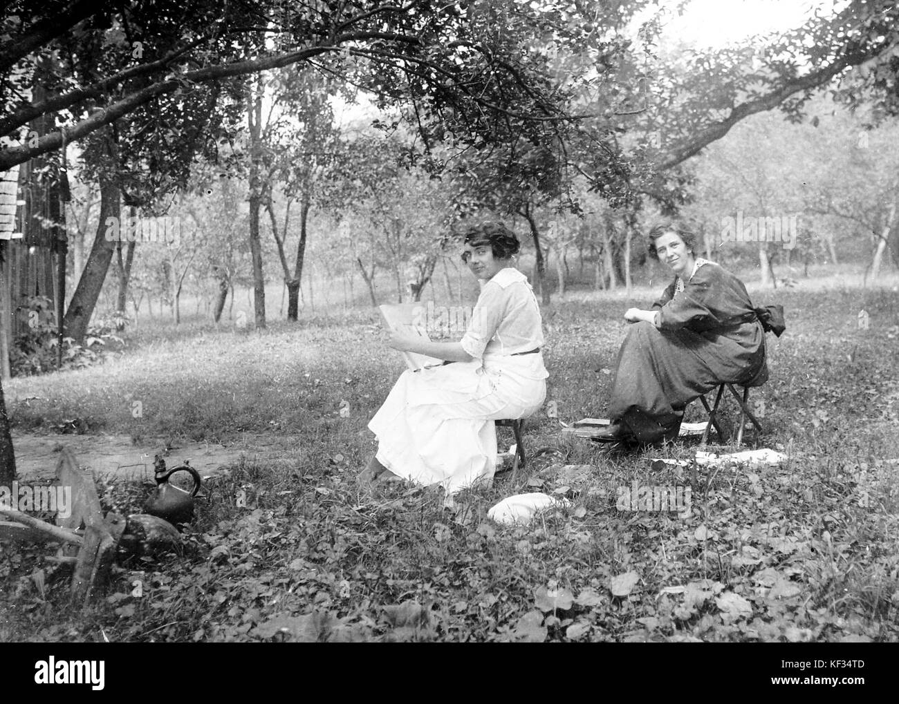 Le donne, giardino, lettura, tempo libero, jar 3473 Foto Stock