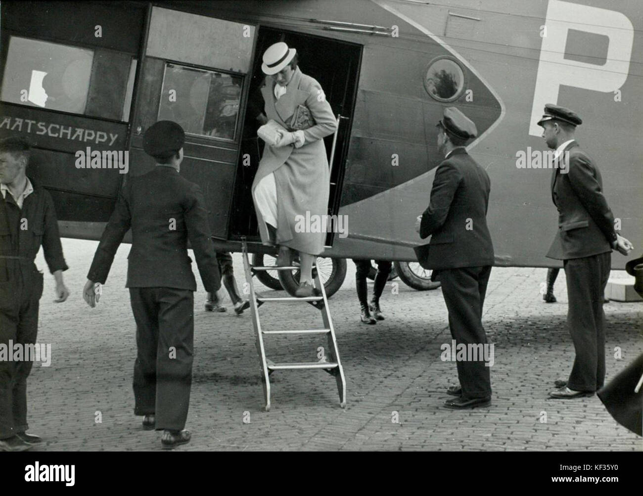 Questa immagine mostra l'aeroporto di Waalhaven a Rotterdam nel 1934, catturando le prime fasi dell'aviazione nei Paesi Bassi e il suo ruolo nel trasporto globale. Foto Stock