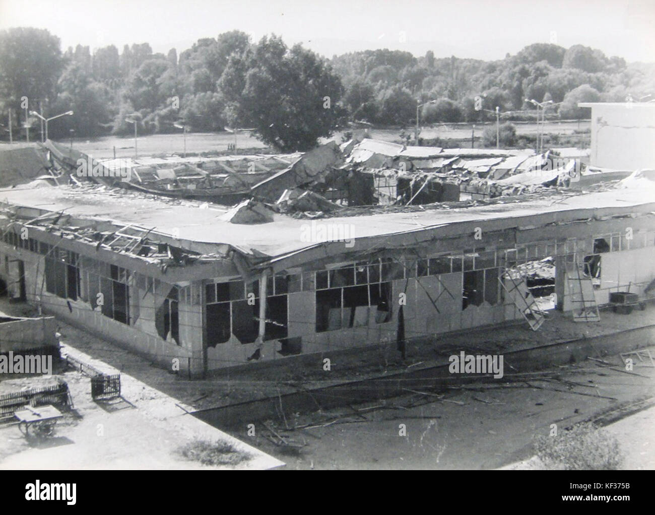"Staro sajmiste, hala eden" è un titolo che probabilmente si riferisce a un luogo storico o a un evento nell'ex Jugoslavia, potenzialmente collegato a un mercato o a un sito commemorativo. Foto Stock