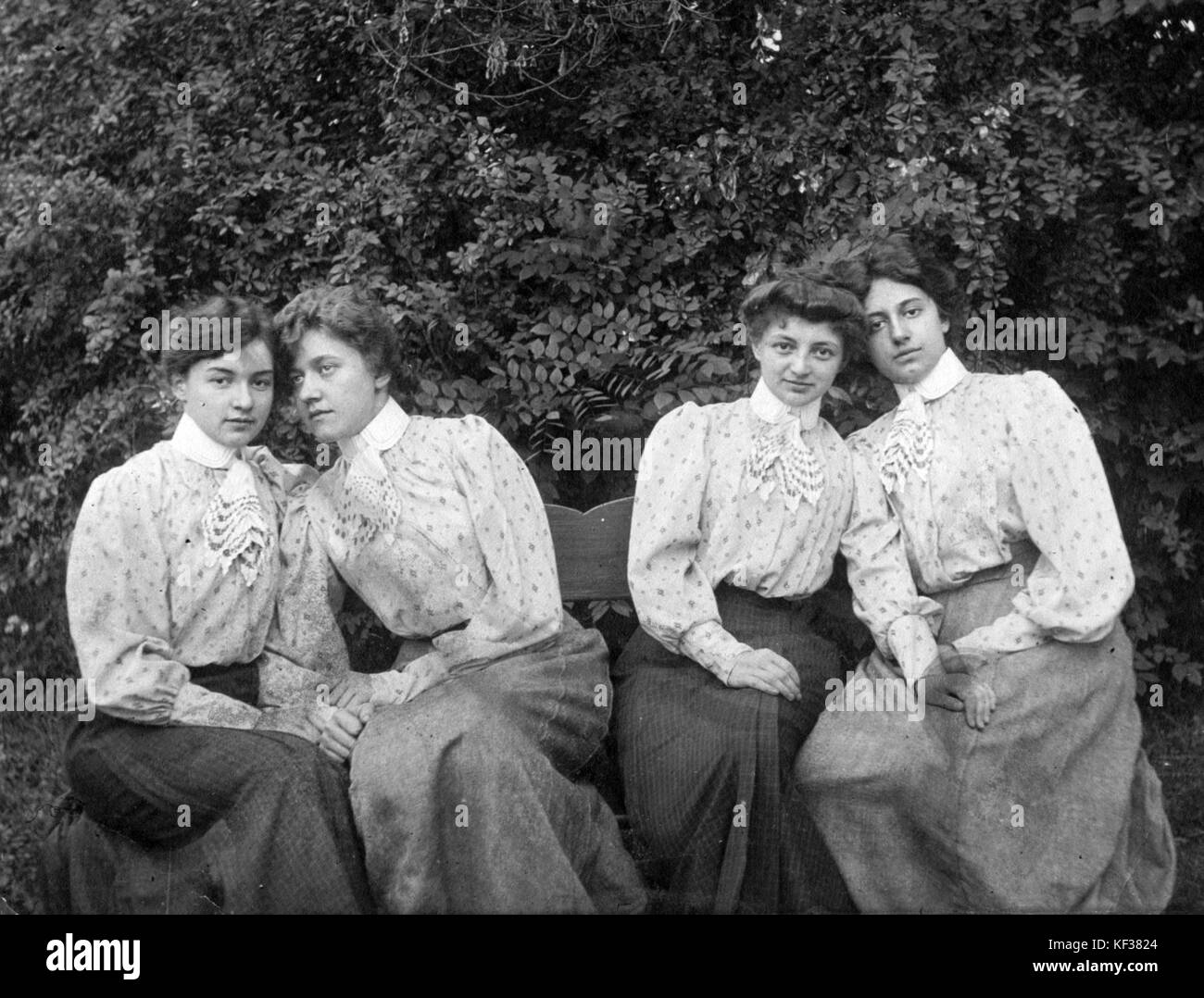 Le donne, giardino, moda, tableau, affetto, amicizia, gonna, tranquillità, lady, camicetta 18208 Foto Stock