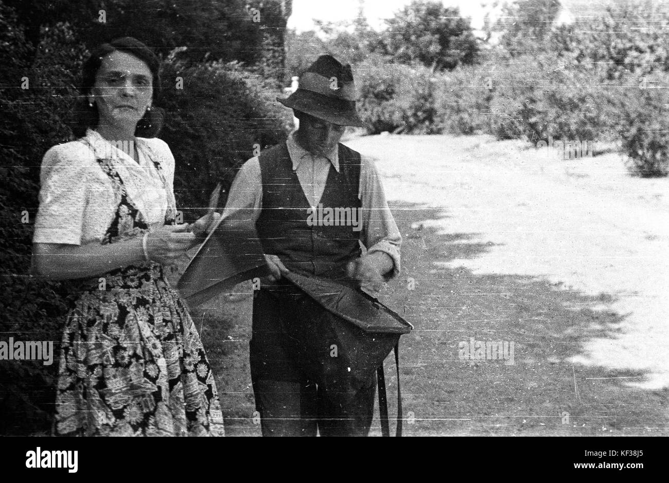 Ritratto, signora, portalettere, cappello, uomo, estate, gonna, orecchini, bracciali, giubbotto 77855 Foto Stock