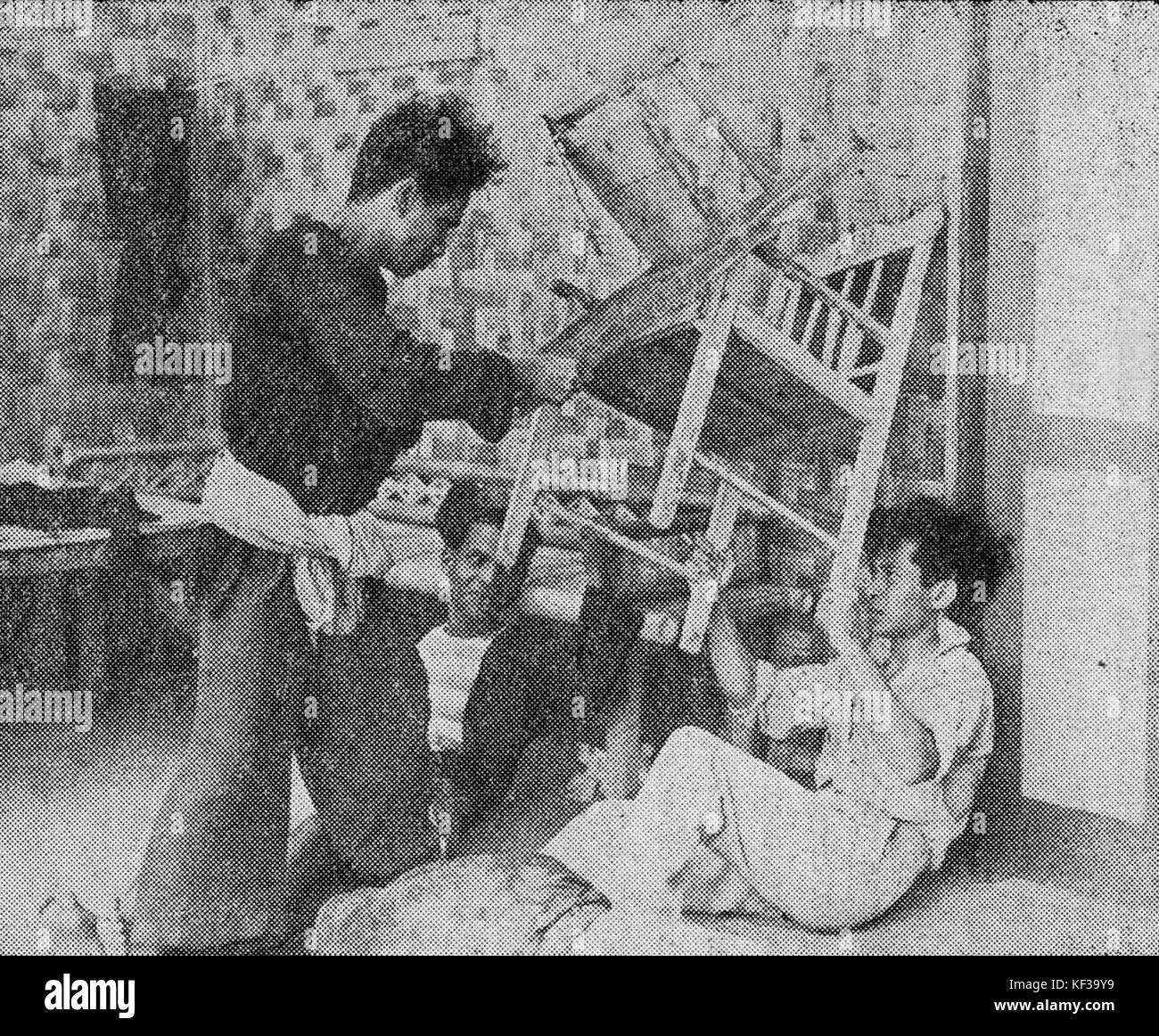 Questa scena del film del 1940 *Dasima* ritrae Winata vendicando Samioen e Poeasa. La narrazione del film si svolge in un contesto indonesiano, mostrando gli elementi drammatici della vendetta e del conflitto di personaggi nel cinema del sud-est asiatico. Foto Stock