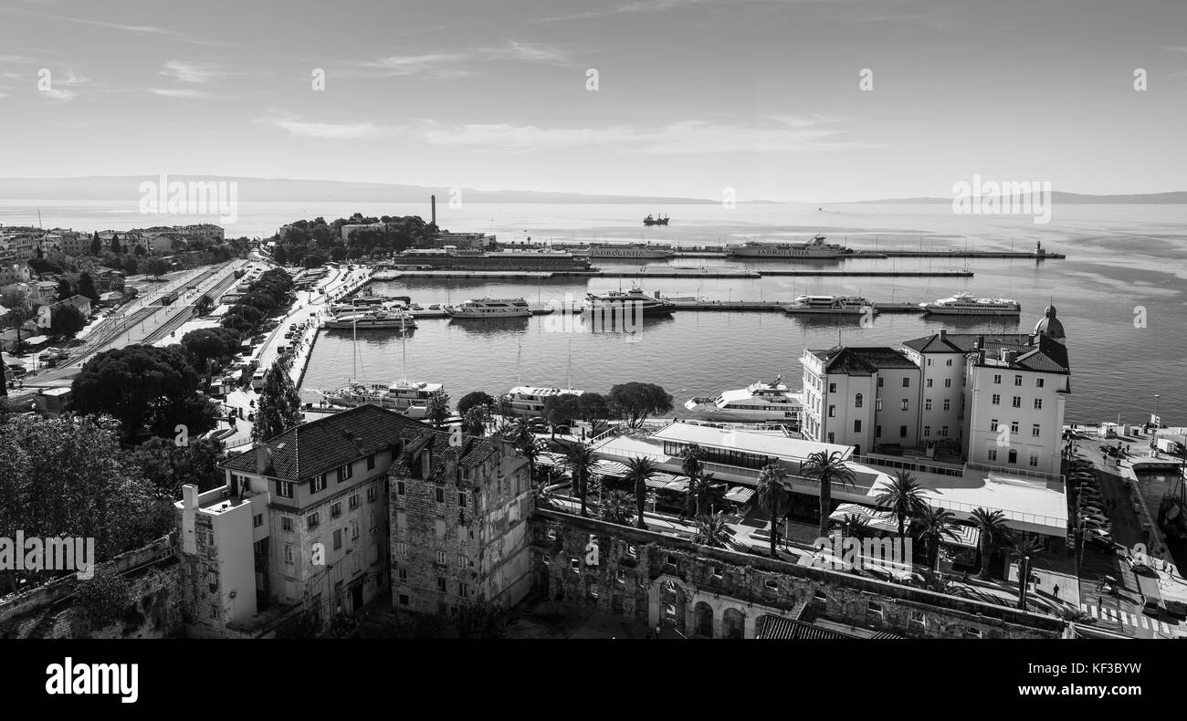 Traghetti e catamarani, yachts e il treno visto per il lato est di Spalato - porta visto dal campanile della cattedrale di San Domnio. Foto Stock