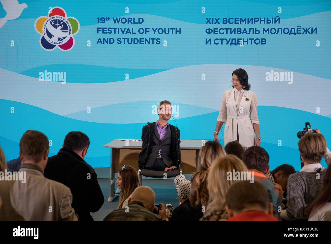 Nick vujicic, un allenatore australiano e oratore motivazionale, nato con tetra-amelia sindrome, dà una conferenza stampa a Sochi, Russia Foto Stock