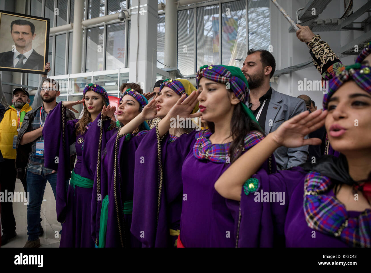 Popolo siriano cantare canzoni pathriotic al 2017 Festival mondiale della gioventù e gli studenti nel parco olimpico principale del media center a Sochi, Russia Foto Stock