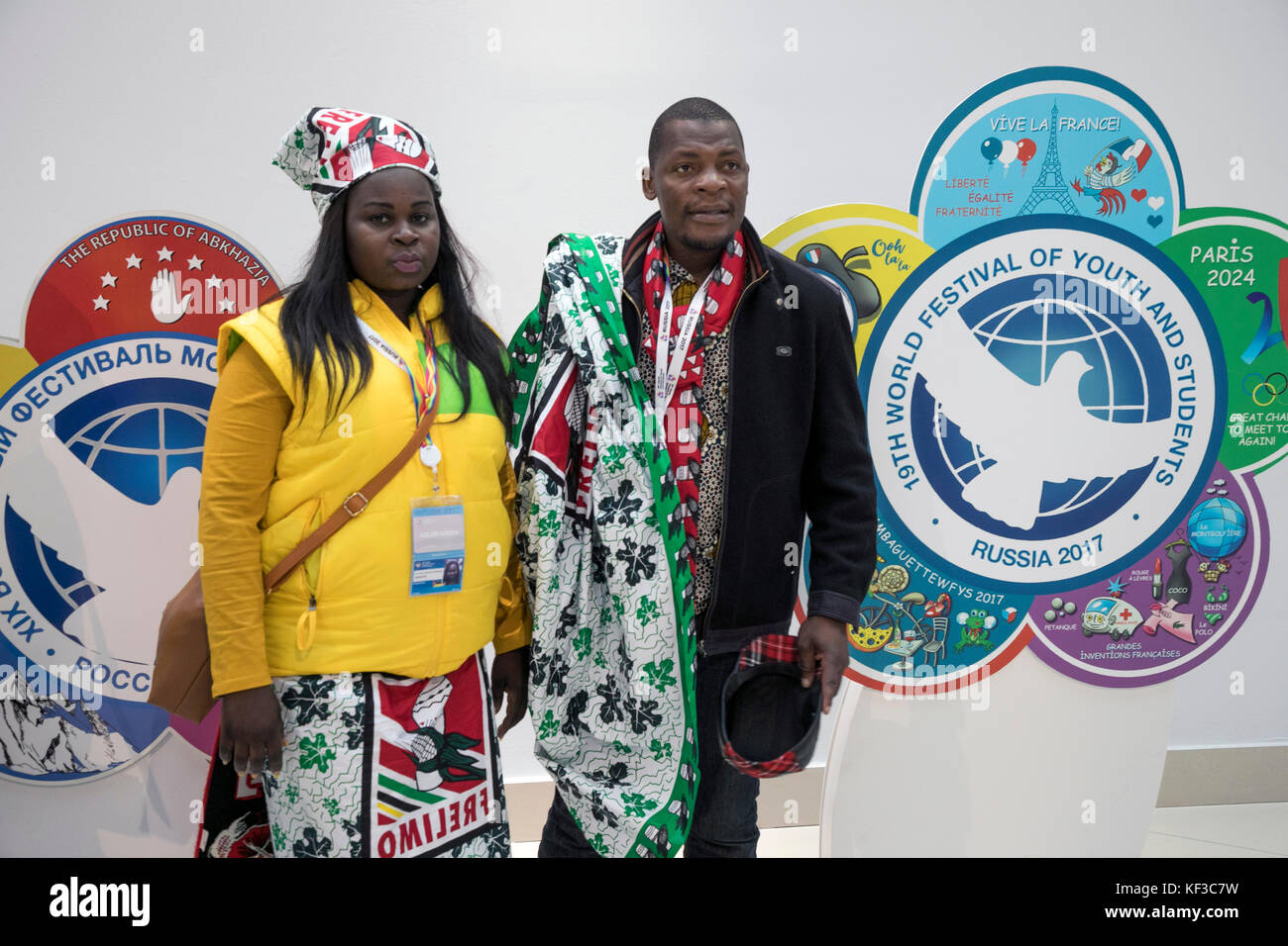 Popolo africano posano per una foto durante il 2017 Festival mondiale della gioventù e gli studenti in prossimità di un simbolo del festival nei principali media center a Sochi Foto Stock