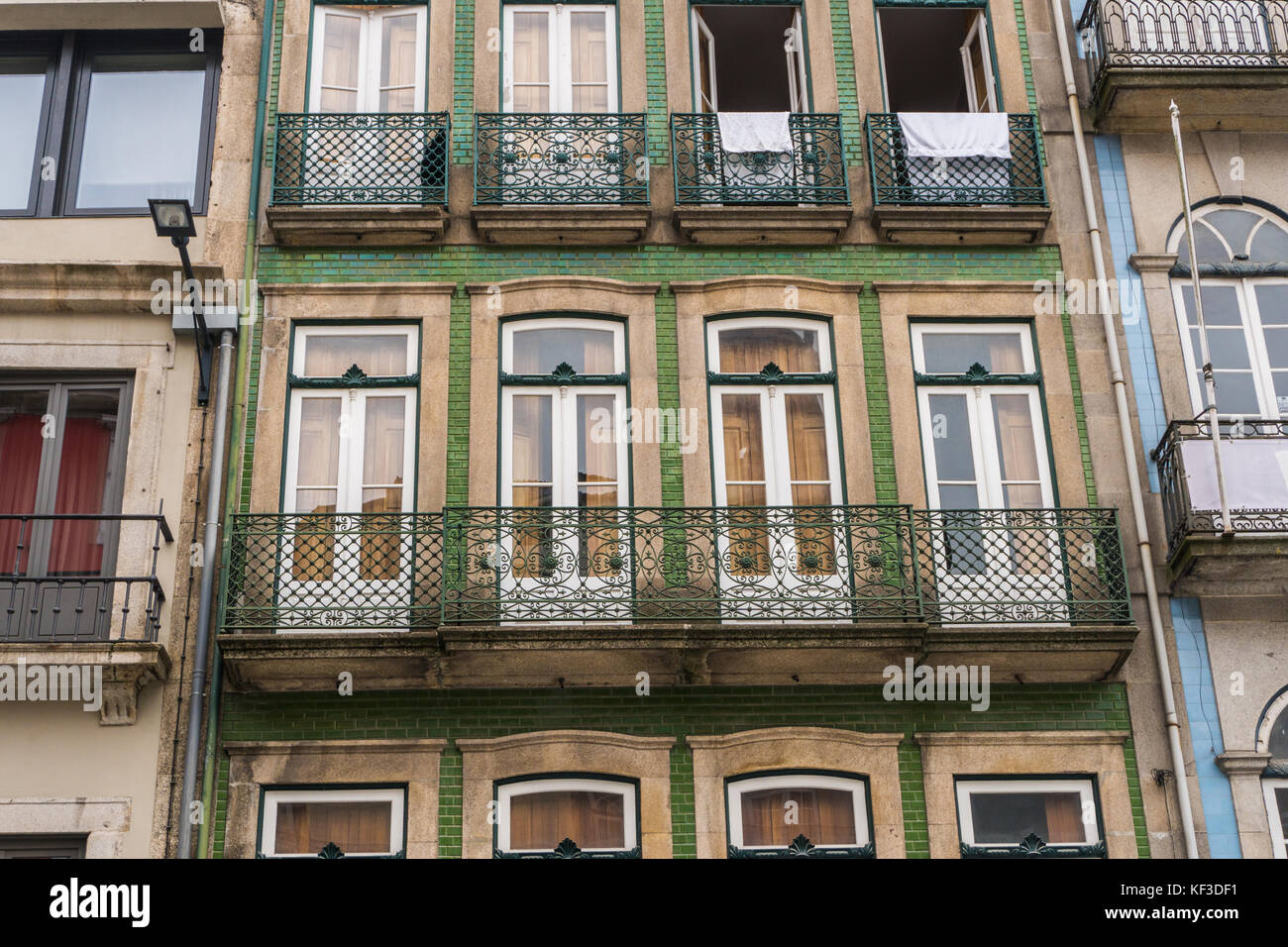 Bella Luce solare precoce illuminare le tradizionali case pittoresche nella vecchia, vintage e turistico quartiere Ribeira di porto, Portogallo Foto Stock