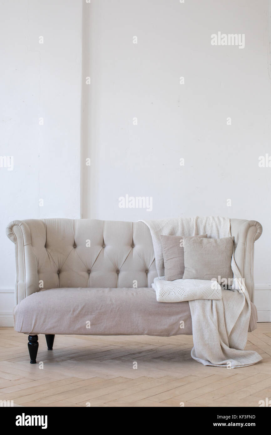 Un piccolo divano in camera Foto Stock