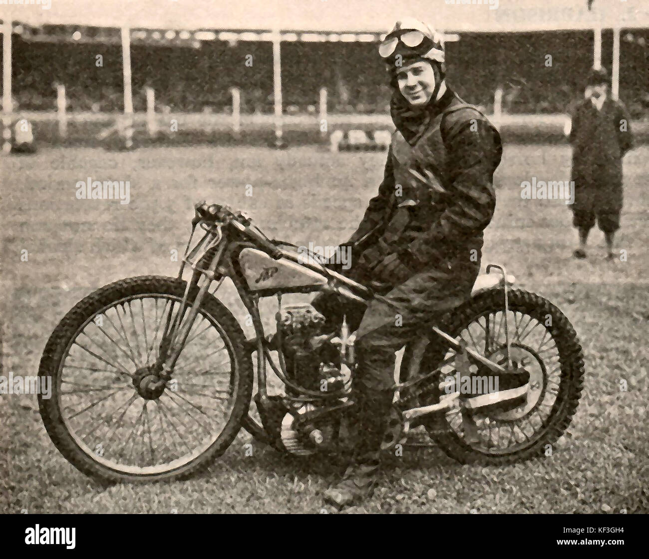 1932 Un ritratto di Billy Lamont allora famoso australiano Speedway Rider sulla più recente J.A.P. racer che si pensa sia stata fotografata prima di un Johnny Hoskins'-led anglo/promozione australiano , ("Mondo del Campionato Finale') al Sydney Showground Speedway (Speedway Royal) Foto Stock