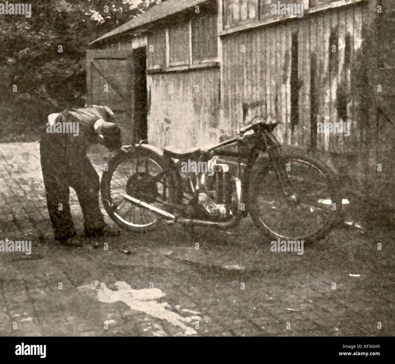1932 Un ritratto di Billy Lamont allora famoso australiano Speedway Rider rimozione ceneri da un ciclo motore probabilmente prima del Johnny Hoskins'-led anglo/promozione australiana ("Mondo del Campionato Finale') al Sydney Showground (Speedway Royal) nel 1933 Foto Stock