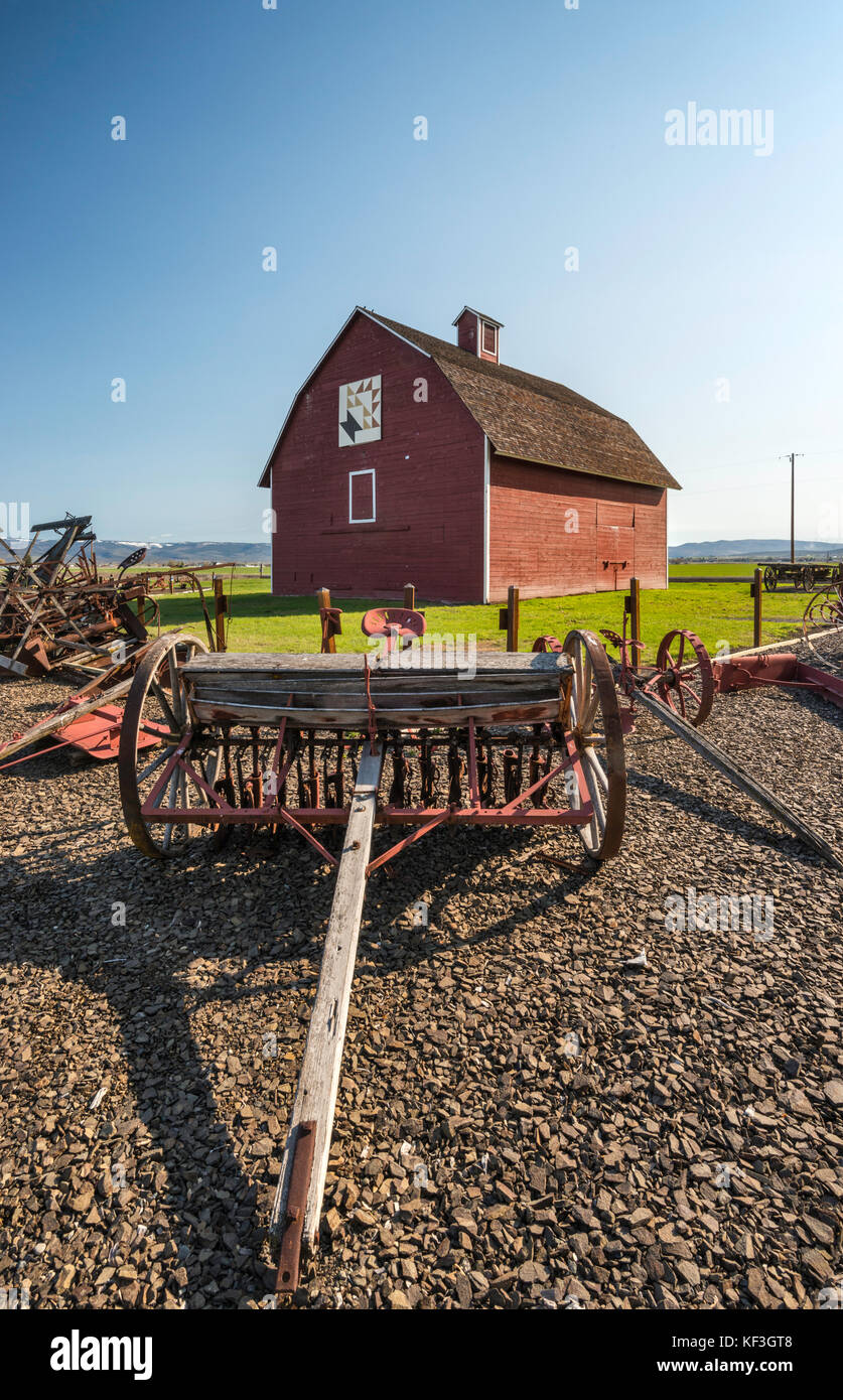 Seminatrice a grano, fine 19th secolo, Red Barn dietro, alla fattoria pioniere, Olmstead Place state Park a Ellensburg, Washington, Stati Uniti Foto Stock