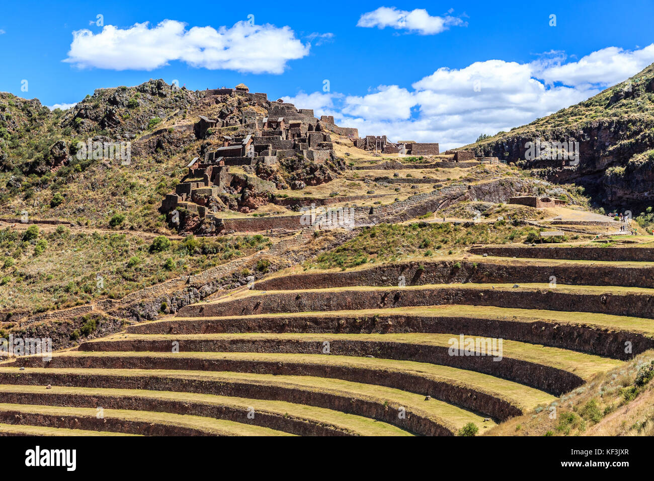 Le rovine di antiche città inca con terrazze sulla montagna con il cloud sky in background, Pisac, Perù Foto Stock