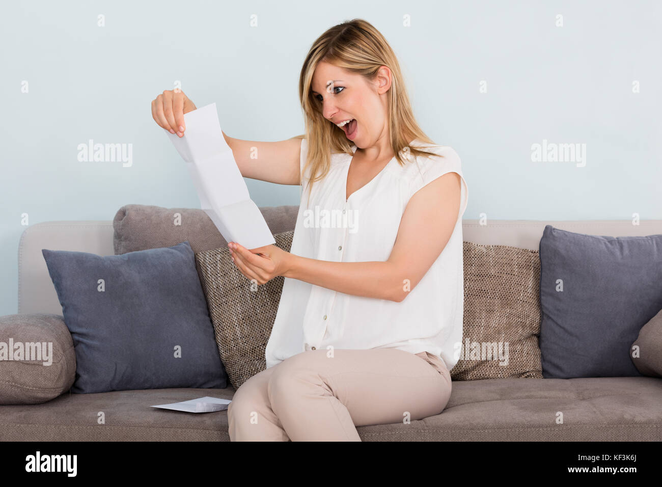 Ritratto di un sorridente giovane donna lettura la lettera Foto Stock