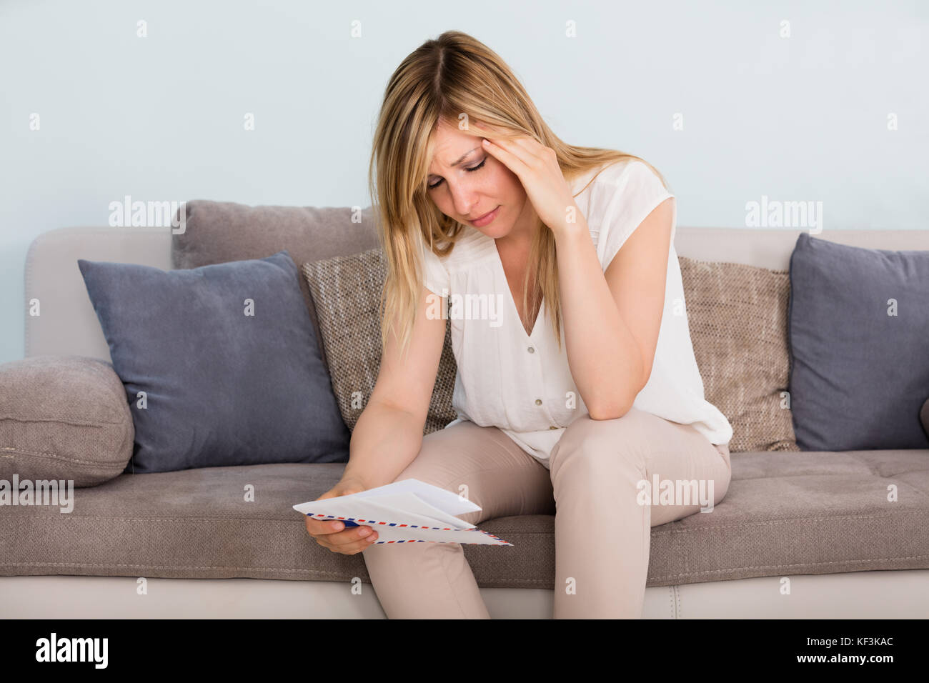 Ritratto di un triste giovane donna lettura la lettera Foto Stock