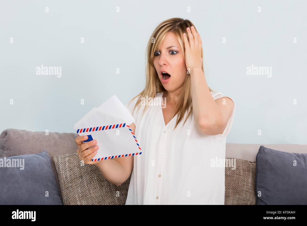 Ritratto di un triste giovane donna lettura la lettera Foto Stock