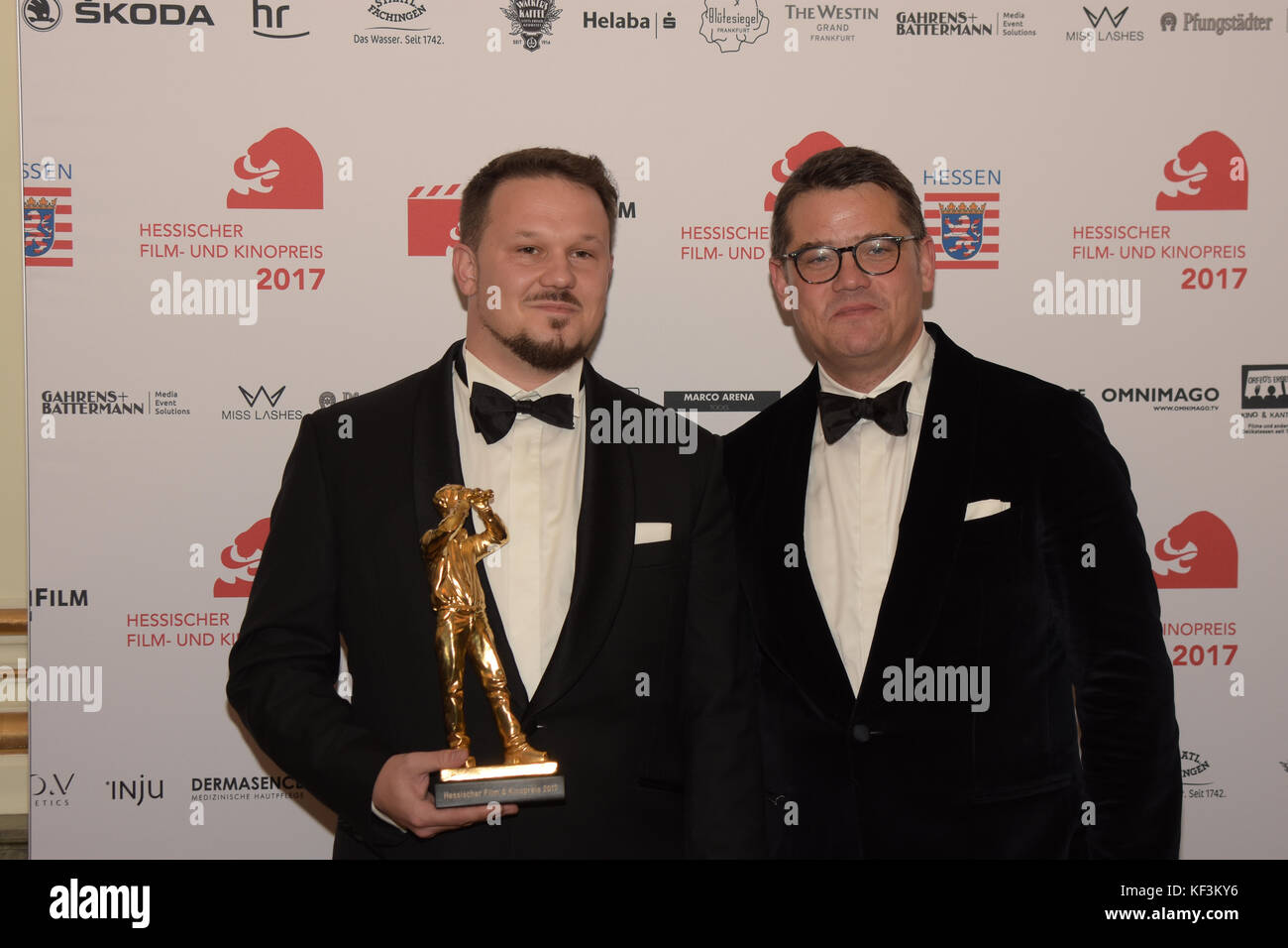 Francoforte, Germania. 13 ottobre 2017. Tom Fröhlich, vincitore del premio, con Boris Rhein, politico, Hessischer Film- und Kinopreis 2017, Alte Oper Frankfurt Foto Stock