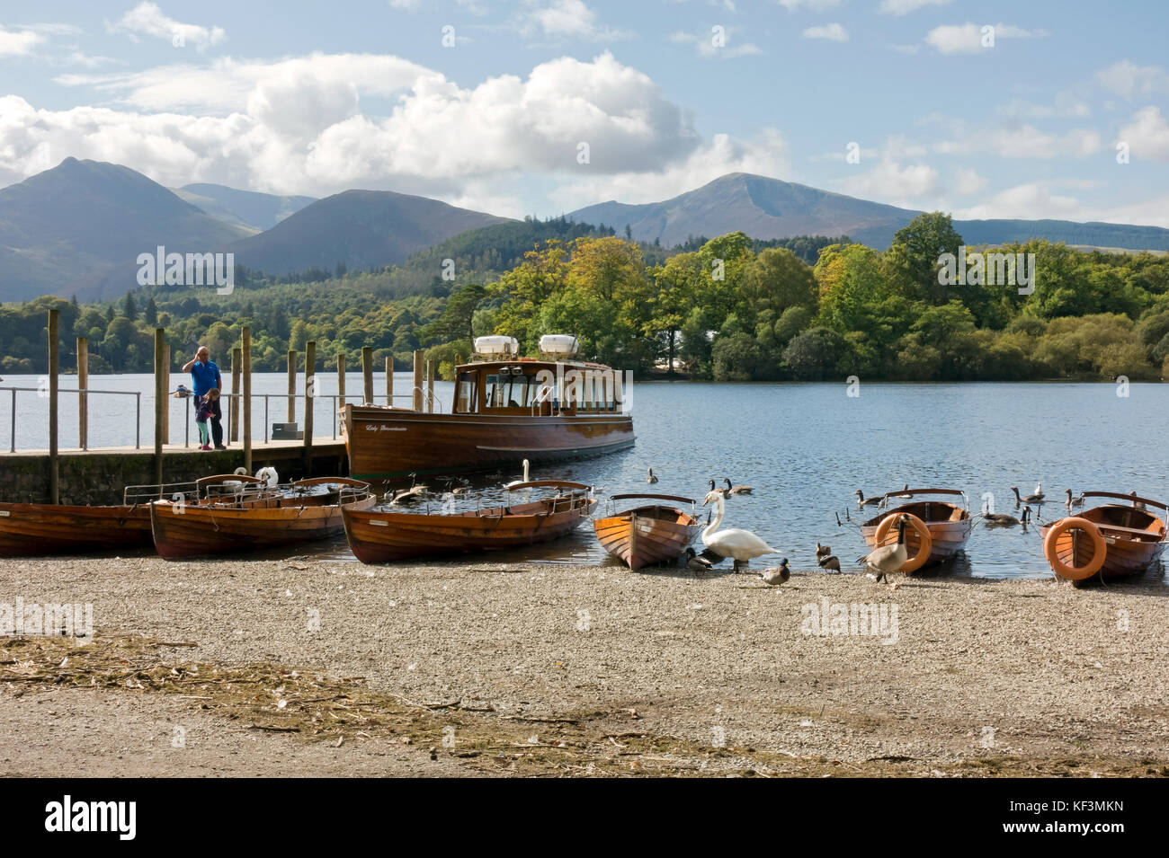 Le barche partono sul lago in estate Derwentwater Lake District National Park vicino a Keswick Cumbria Inghilterra Regno Unito GB Gran Bretagna Foto Stock