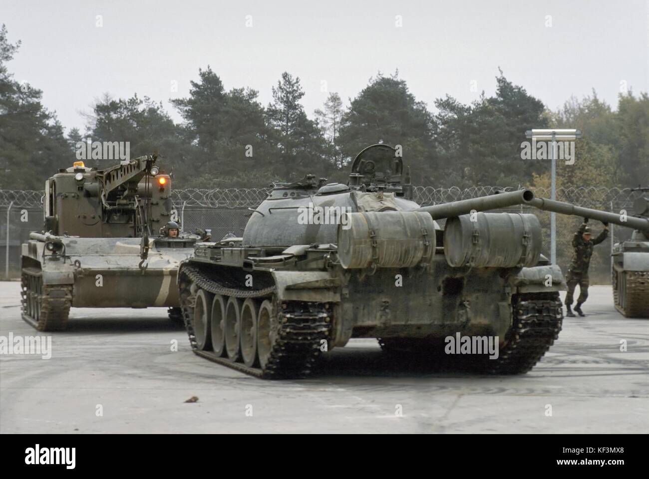 NATO in Germania; Esercito degli Stati Uniti, distaccamento per la formazione di materiali esteri (FMTD) nell'area di addestramento di Grafenwoehr; installazione per la formazione e la familiarizzazione con le attrezzature militari degli avversari sovietici e del Patto di Varsavia; T 55 carro armato sovietico (ottobre 1985) Foto Stock