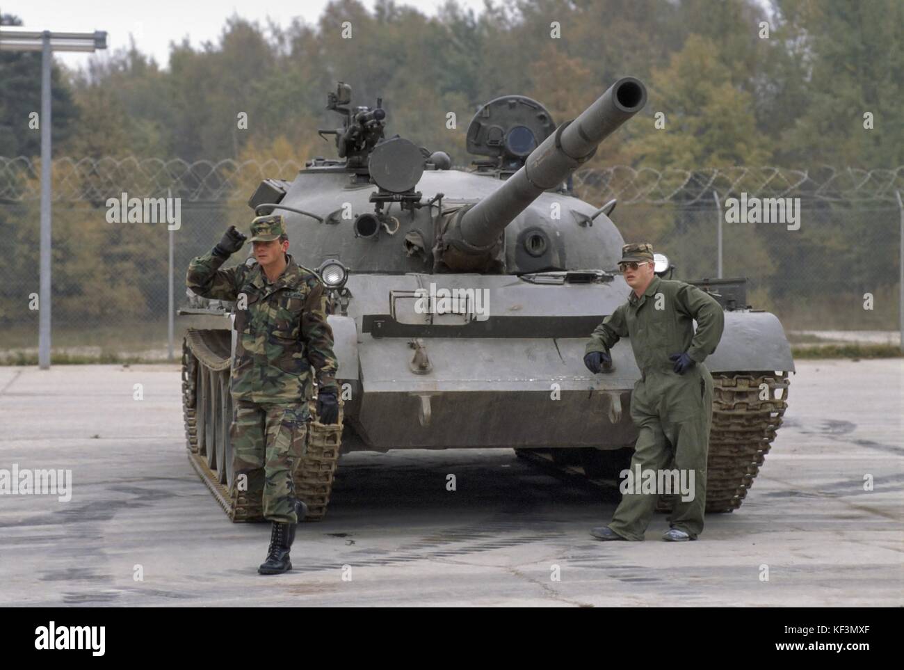 NATO in Germania; Esercito degli Stati Uniti, distaccamento per la formazione di materiali esteri (FMTD) nell'area di addestramento di Grafenwoehr; installazione per la formazione e la familiarizzazione con le attrezzature militari degli avversari sovietici e del Patto di Varsavia; T 55 carro armato sovietico (ottobre 1985) Foto Stock