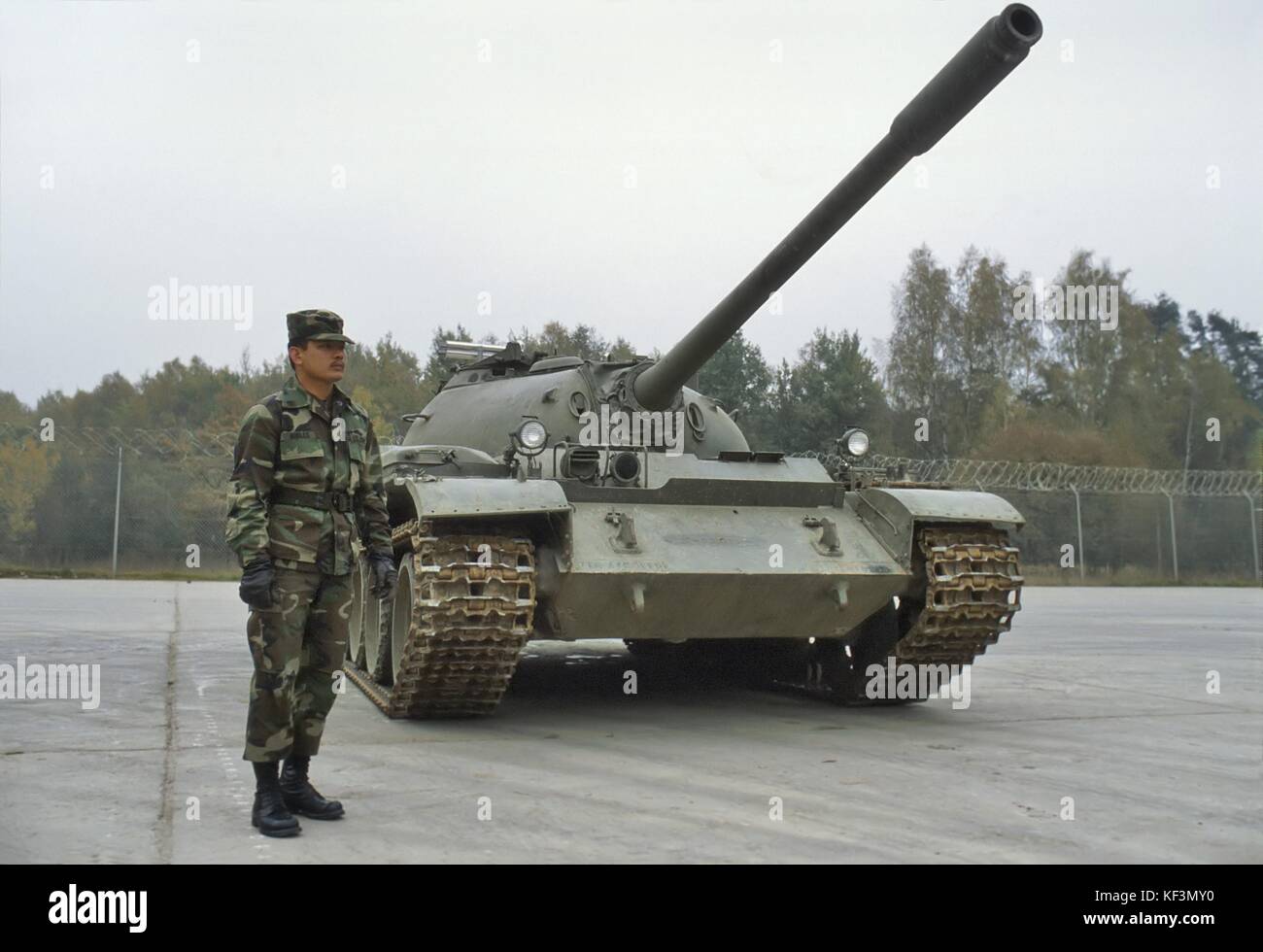 NATO in Germania; Esercito degli Stati Uniti, distaccamento per la formazione di materiali esteri (FMTD) nell'area di addestramento di Grafenwoehr; installazione per la formazione e la familiarizzazione con le attrezzature militari degli avversari sovietici e del Patto di Varsavia; T 55 carro armato sovietico (ottobre 1985) Foto Stock