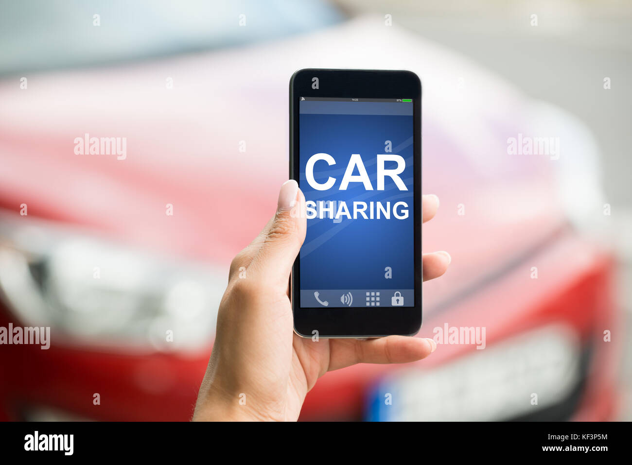 Close-up di una persona mano azienda Smart Phone che mostra il Car Sharing App sullo schermo Foto Stock