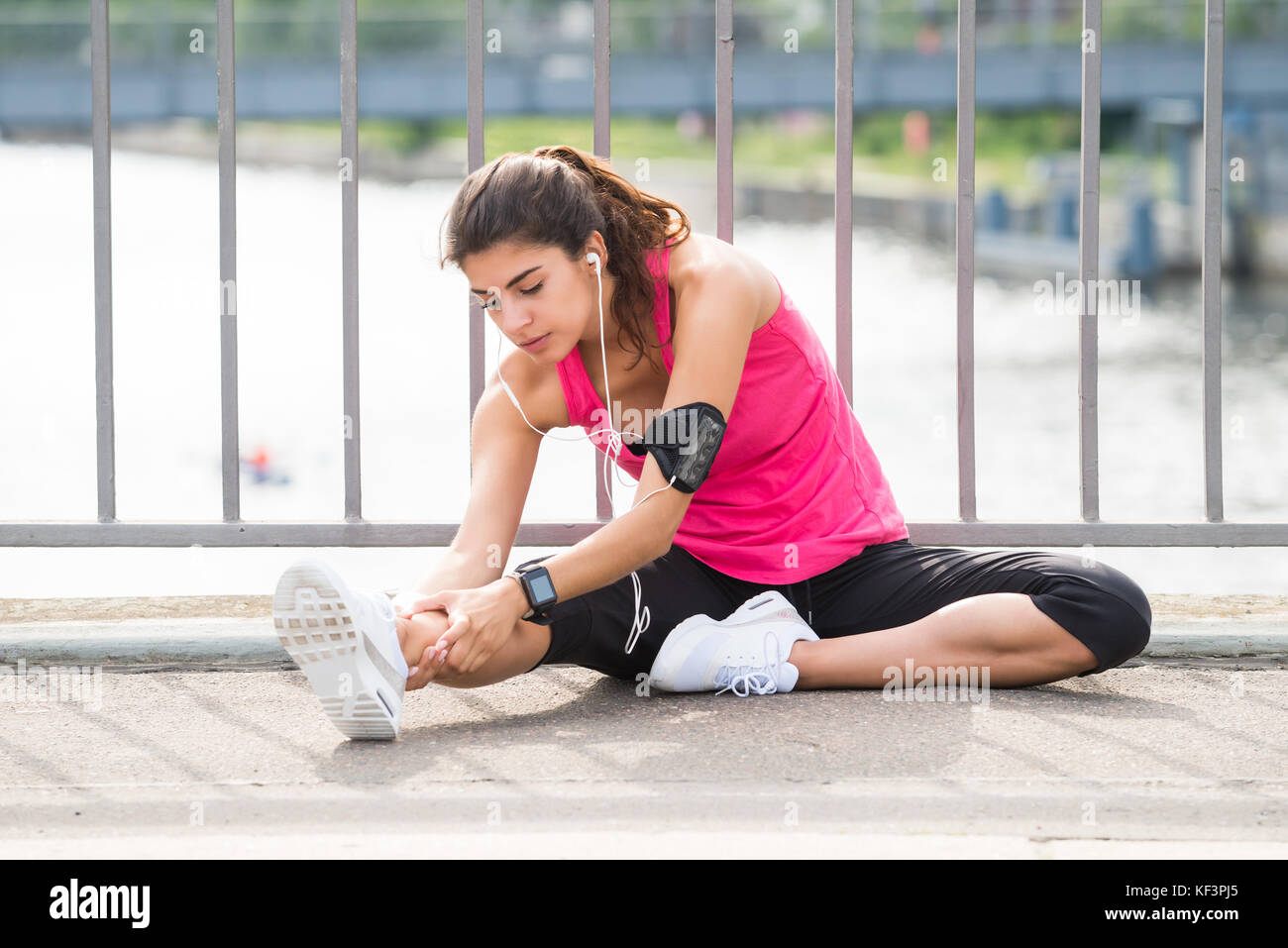 Giovane donna facendo ascoltare musica mentre ti alleni Foto Stock