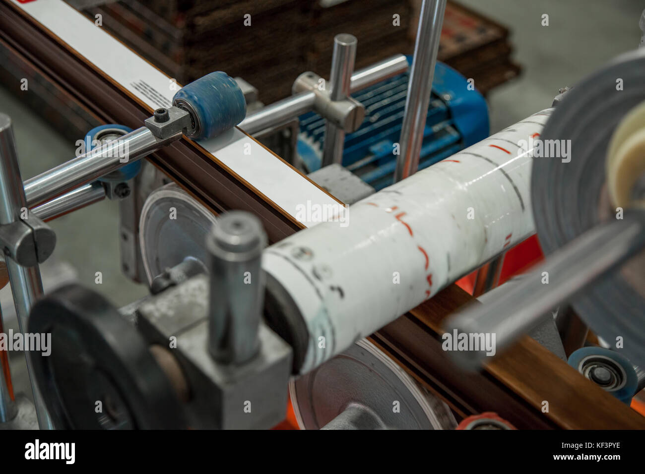 Il colle della macchina il nastro con la stampa sul profilo. officina per  la produzione di profili in pvc Foto stock - Alamy