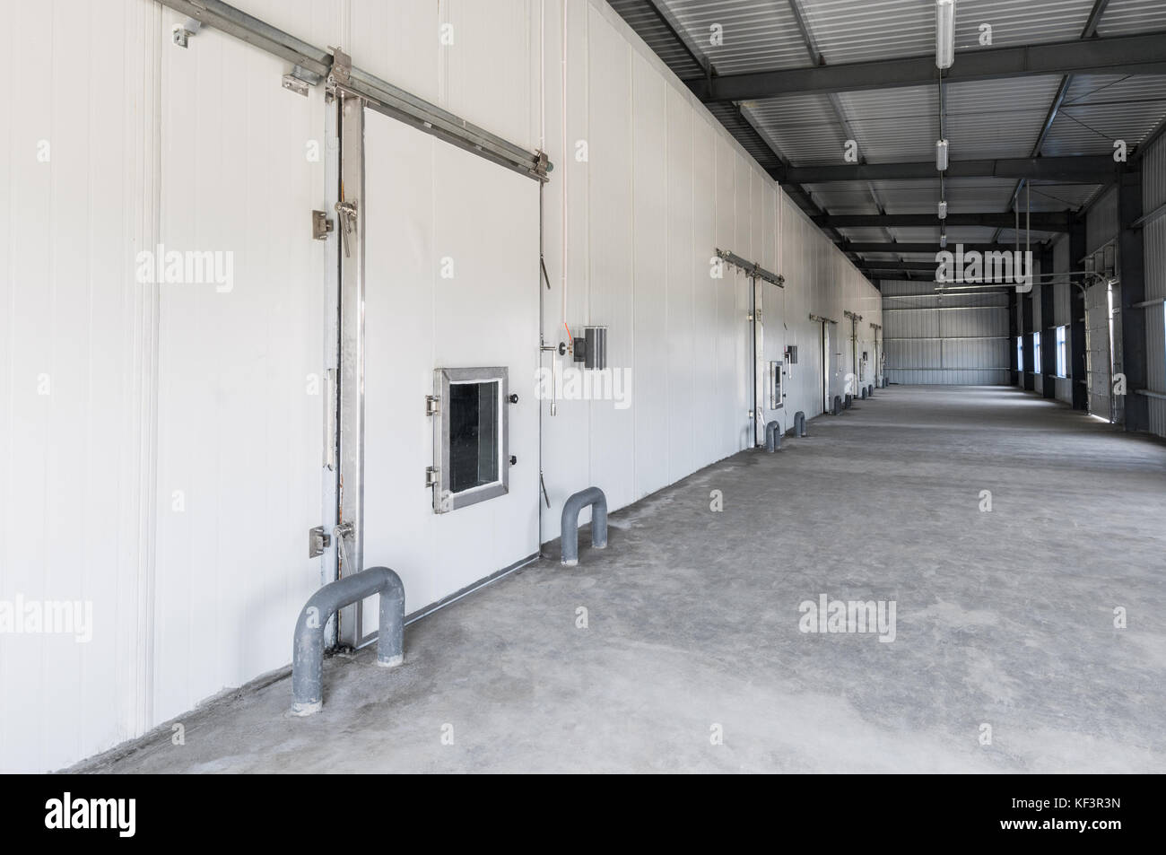 Grande magazzino congelatore presso l'impianto. facciata con congelatori  industriali porta del magazzino Foto stock - Alamy