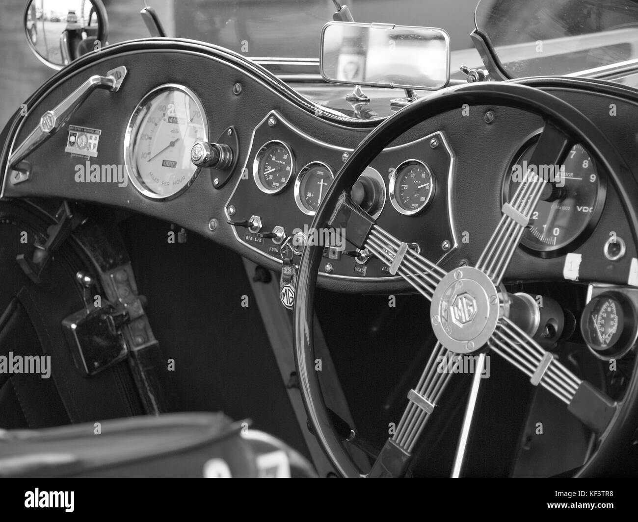 Vintage MG race car fin dai primi anni cinquanta la vista del cockpit. Foto Stock