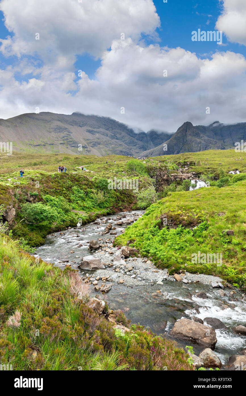 Walkers sul percorso del pool di Fairy Glen, fragile, Isola di Skye, Highland, Scotland, Regno Unito Foto Stock