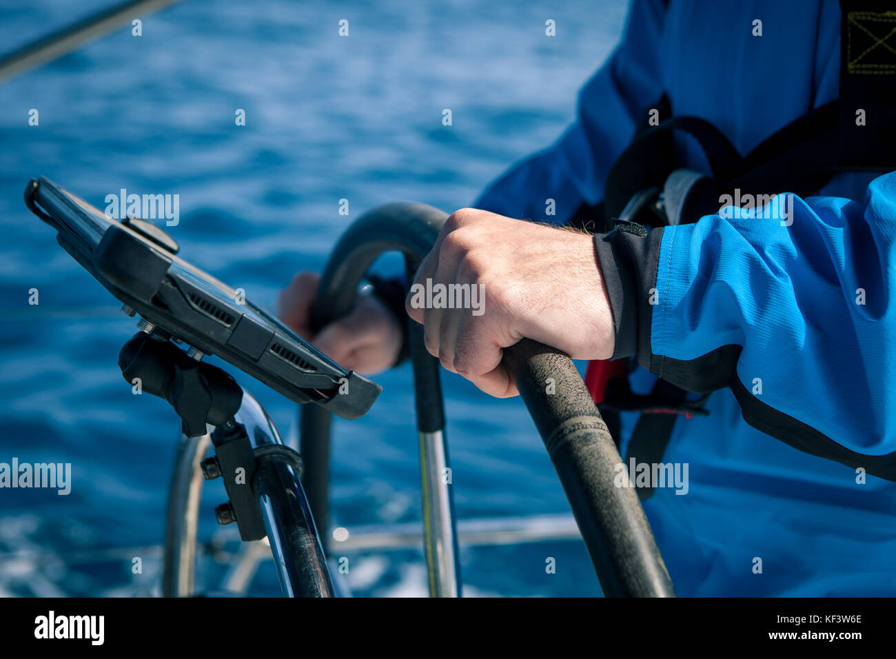 Le mani del capitano sulla gestione di imbarcazioni a vela nel corso del navigatore Foto Stock
