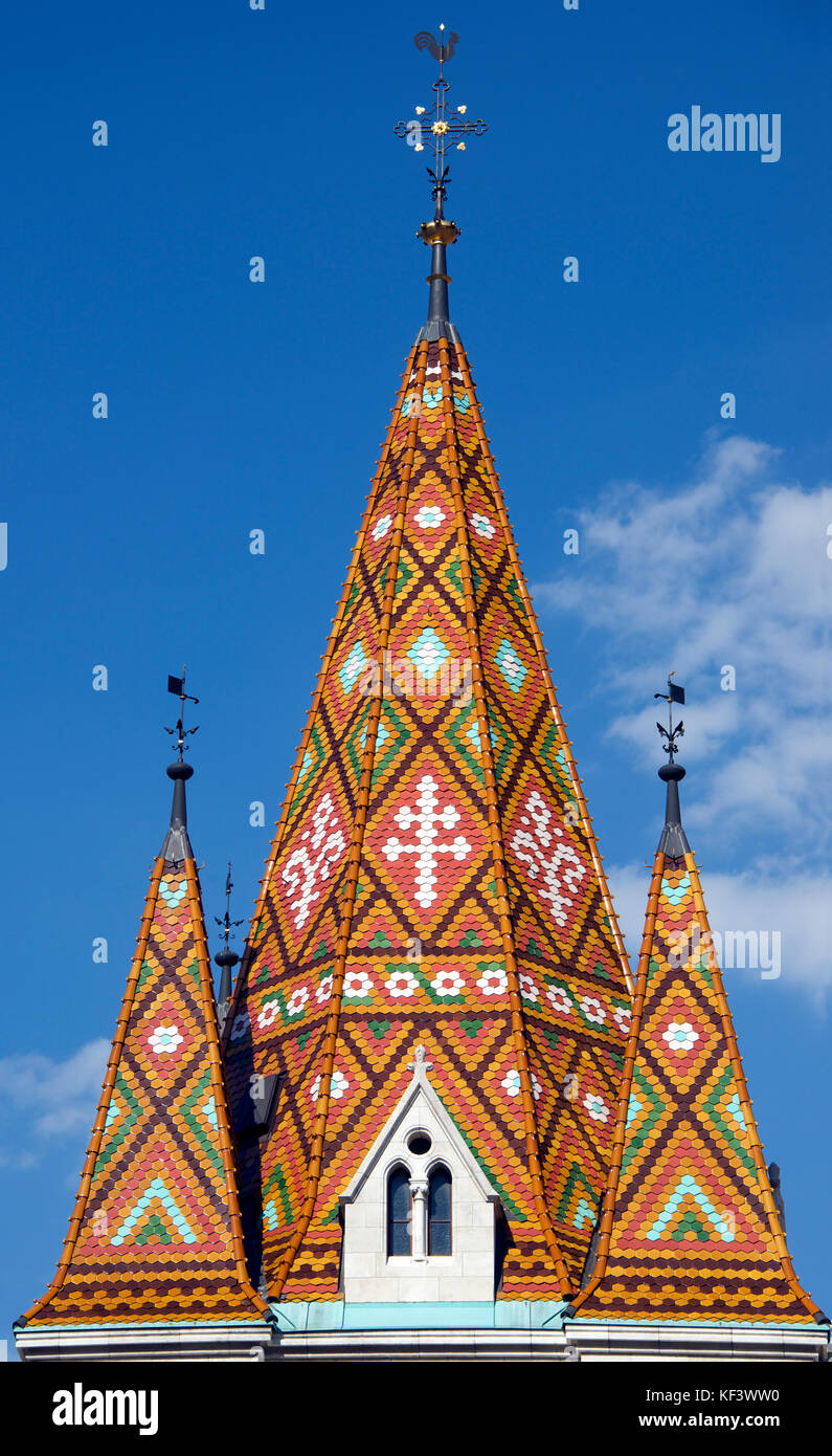 Guglia piastrellato Matyas chiesa del quartiere del Castello di Buda superiore Budapest Ungheria Foto Stock