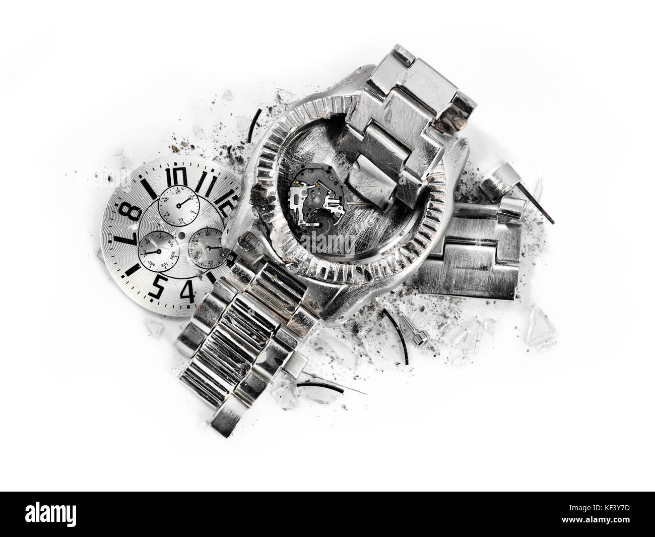 Il tempo si ferma sul primo piano di una fracassato e danneggiato in  acciaio color argento orologio da polso Foto stock - Alamy