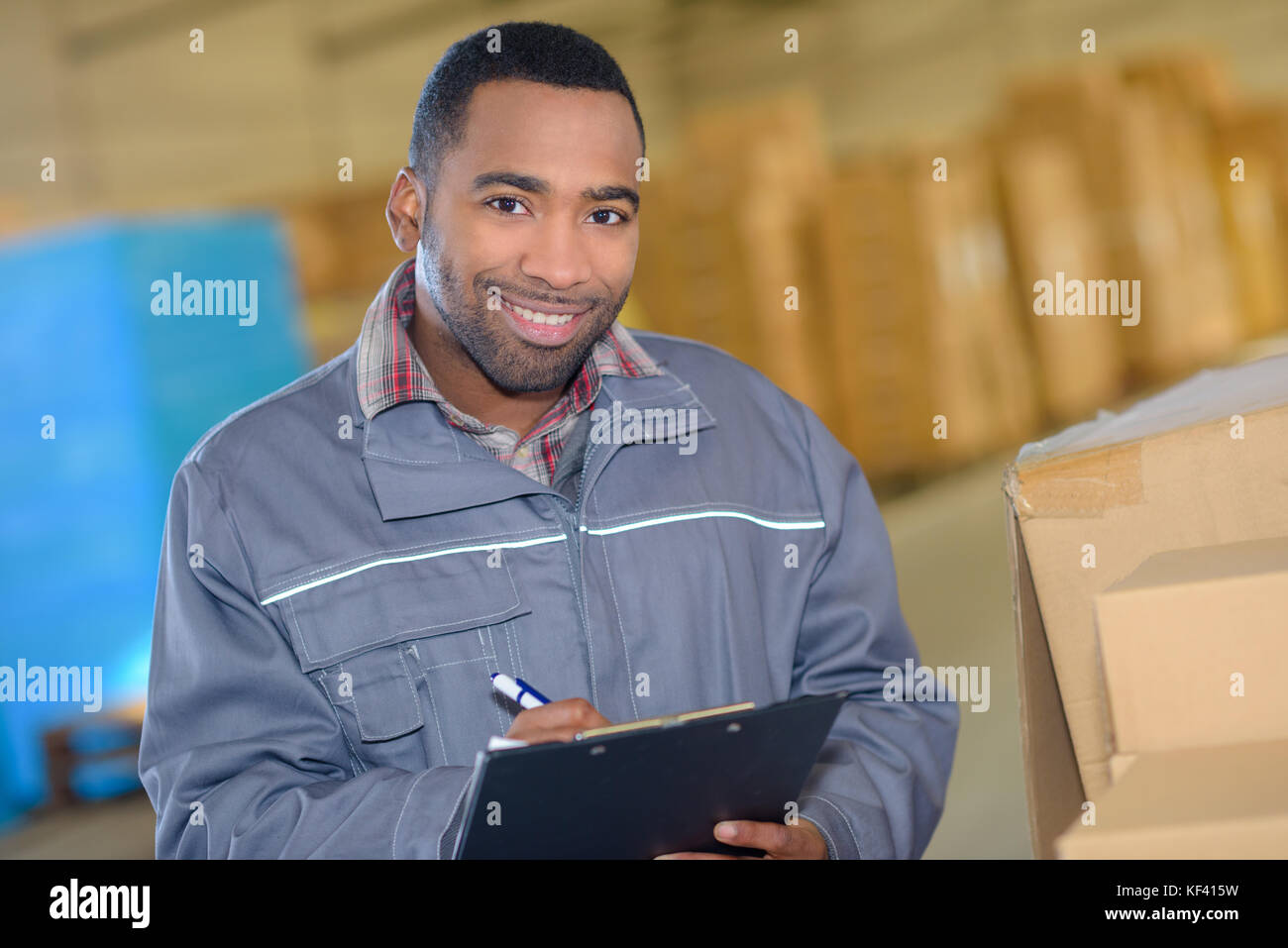Lavoratore tenendo stock Foto Stock