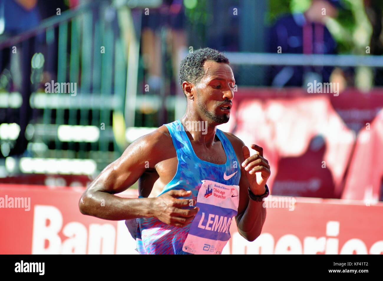 Elite runner Sisay Lemma di Etiopia che attraversa la linea di arrivo al 2017 Maratona di Chicago. Chicago, Illinois, Stati Uniti d'America. Foto Stock