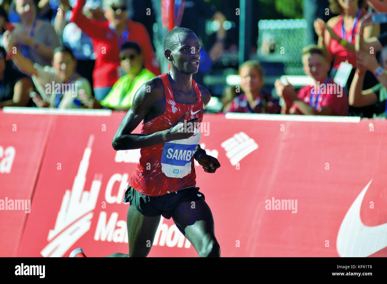 Elite runner Stephen Sambu del Kenya che attraversa la linea di arrivo al 2017 Maratona di Chicago. Chicago, Illinois, Stati Uniti d'America. Foto Stock