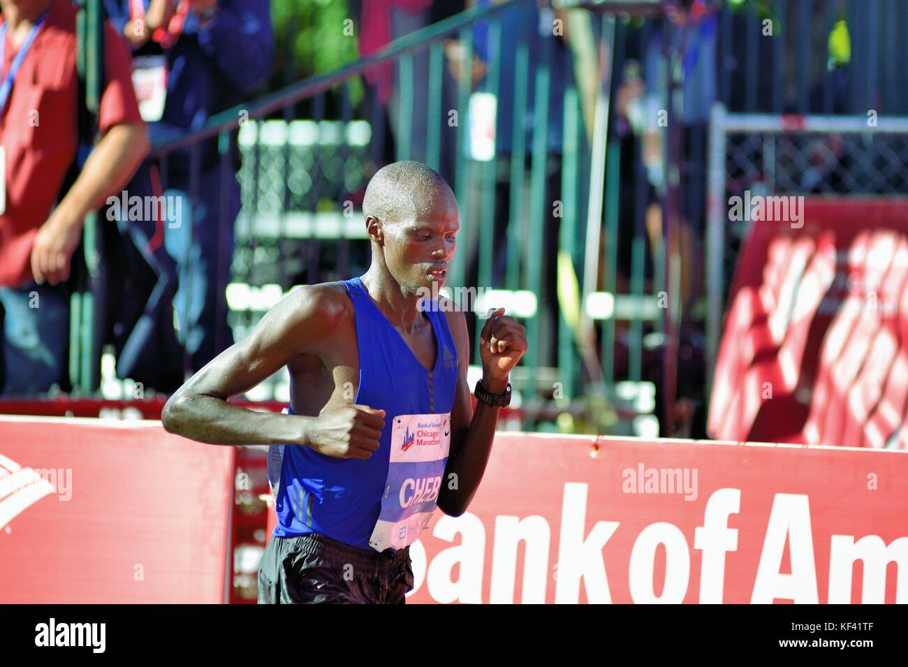 Elite runner Ezechiele Chebii del Kenya che attraversa la linea di arrivo al 2017 Maratona di Chicago. Chicago, Illinois, Stati Uniti d'America. Foto Stock