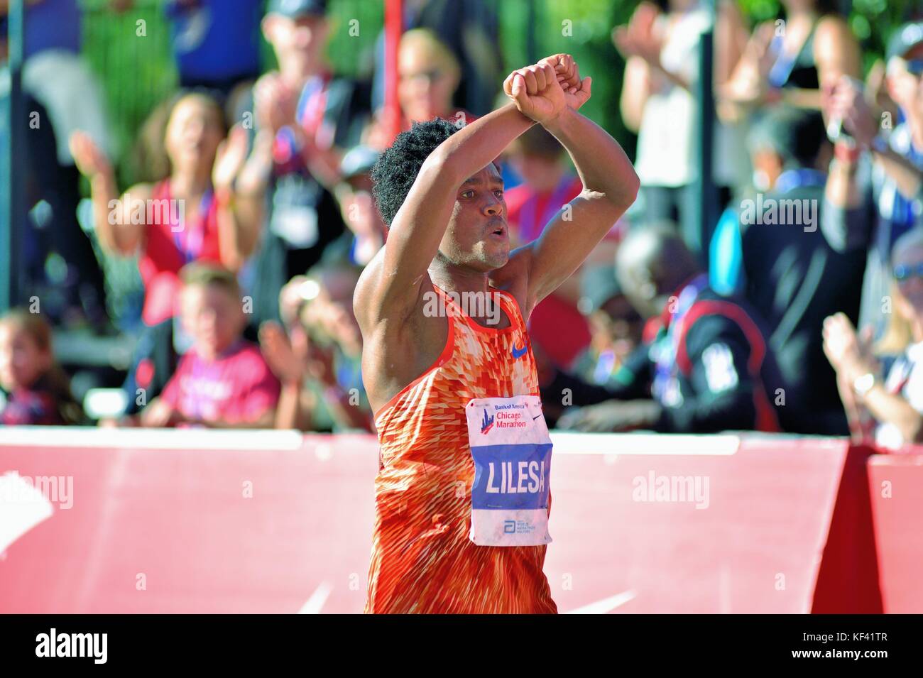 Elite runner Feyisa Lilesa di Etiopia che attraversa la linea di arrivo al 2017 Maratona di Chicago. Chicago, Illinois, Stati Uniti d'America. Foto Stock