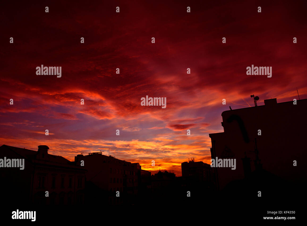 Gli edifici in una città in silhouette al tramonto Foto Stock