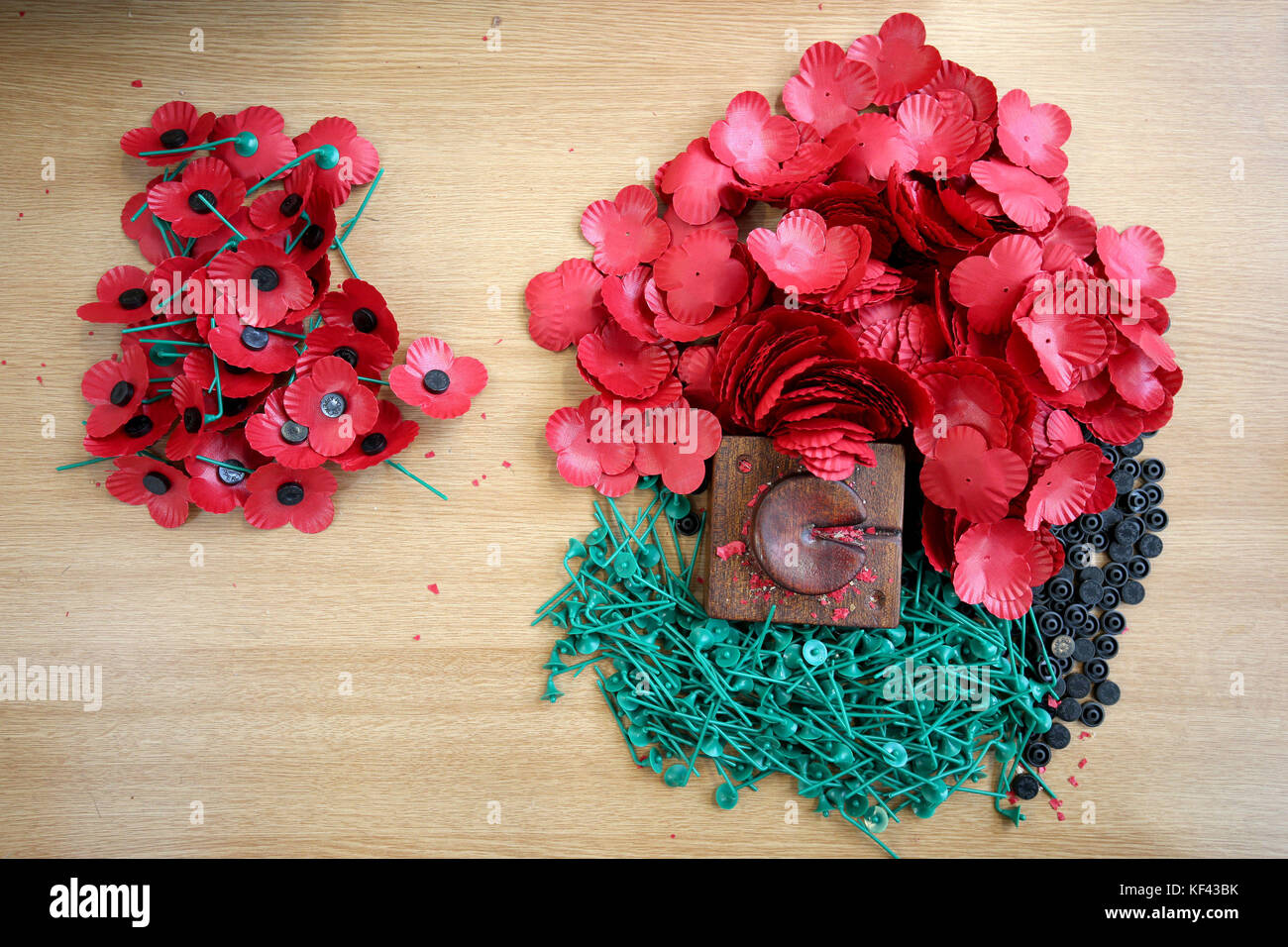 I papaveri vengono assemblati mentre i preparativi finali vengono fatti prima dell'appello e della Giornata della memoria di quest'anno per PoppyScotland presso la Lady Haig's Poppy Factory di Edimburgo. Foto Stock